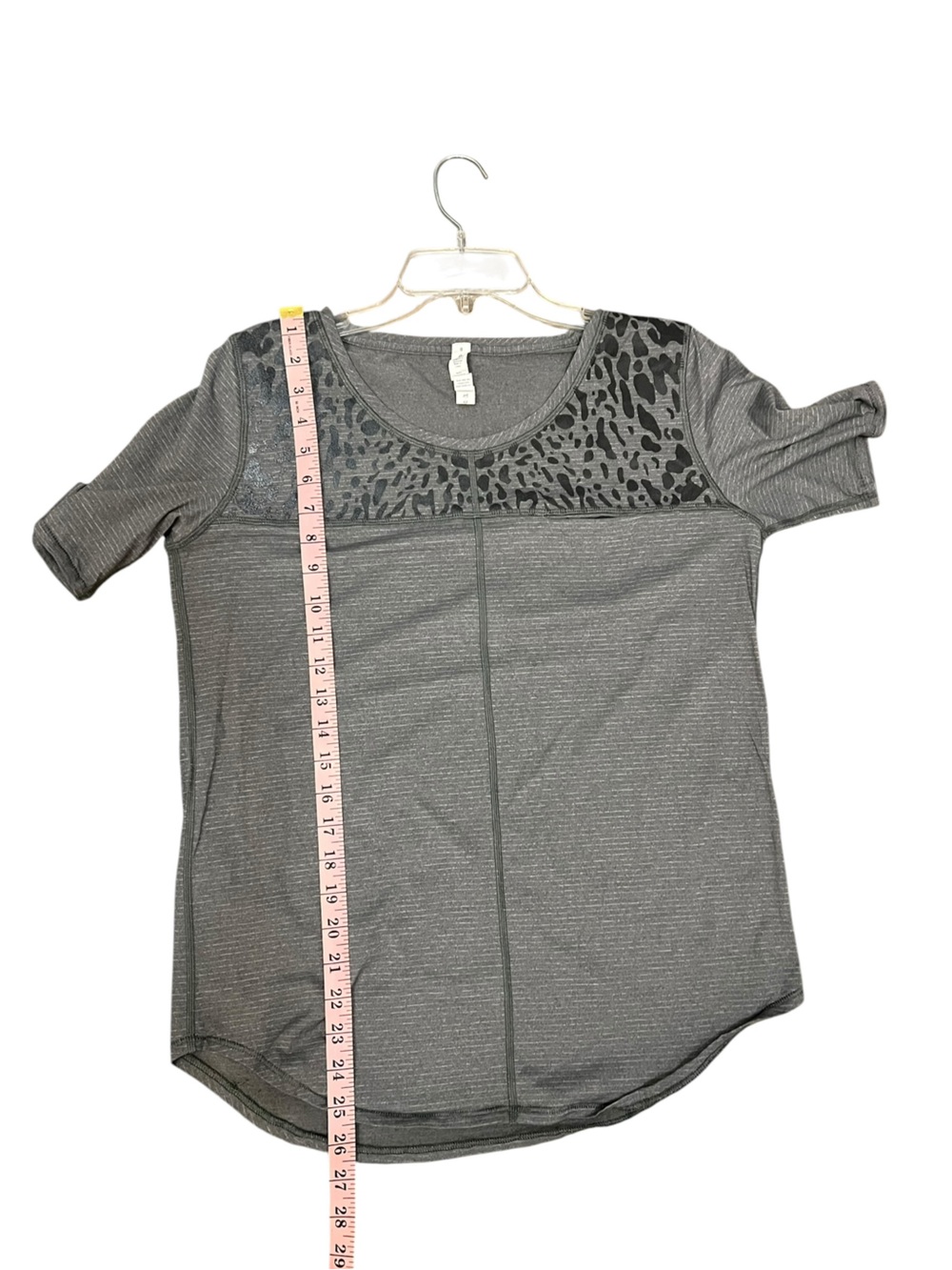lululemon Grey Scoop Neck Short Sleeve Top with Animal Yoke w/pocket sz 8 EUC - Picture 5 of 7